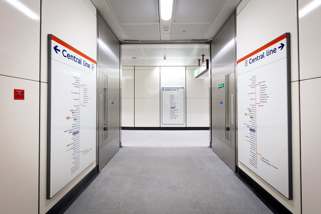photo Bond Street Tube Line https www alamy com stock photo bond street underground tube station jubilee line platform london 33936313 html